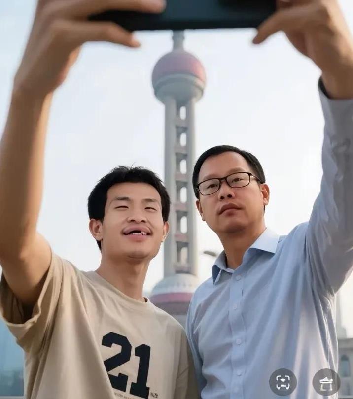 终于看到韦神阳光的一面，让人心情瞬间大好，不过看到他缺损的牙齿，还是让人心疼。