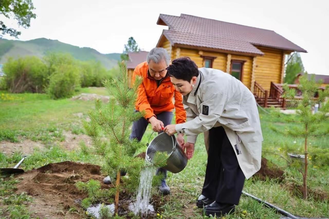 看到中蒙两国外长一起栽种松树，象征着中蒙两国关系，像松树那样根深叶茂、扎根在两