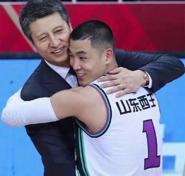 随着昨晚山东的大败广东，登上热收的不是杜锋跟邱彪的排兵布阵，而是控卫的对位，高诗