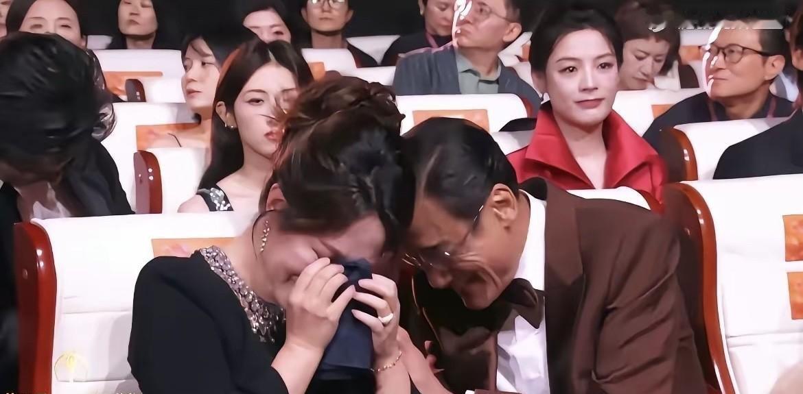 马丽深夜发的那条动态，让无数人看着看着鼻子就酸了。颁奖礼散场后，她哭得最撑不住的