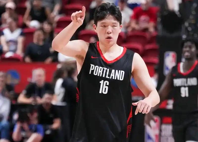 杨瀚森季前赛首秀：初登舞台，未来可期在NBA季前赛的赛场上，中国