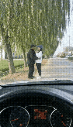 大家评评理，老头和年轻女子嘴啃嘴，你在后面观望，老头不砸你车玻璃会飞啊？[捂脸哭]