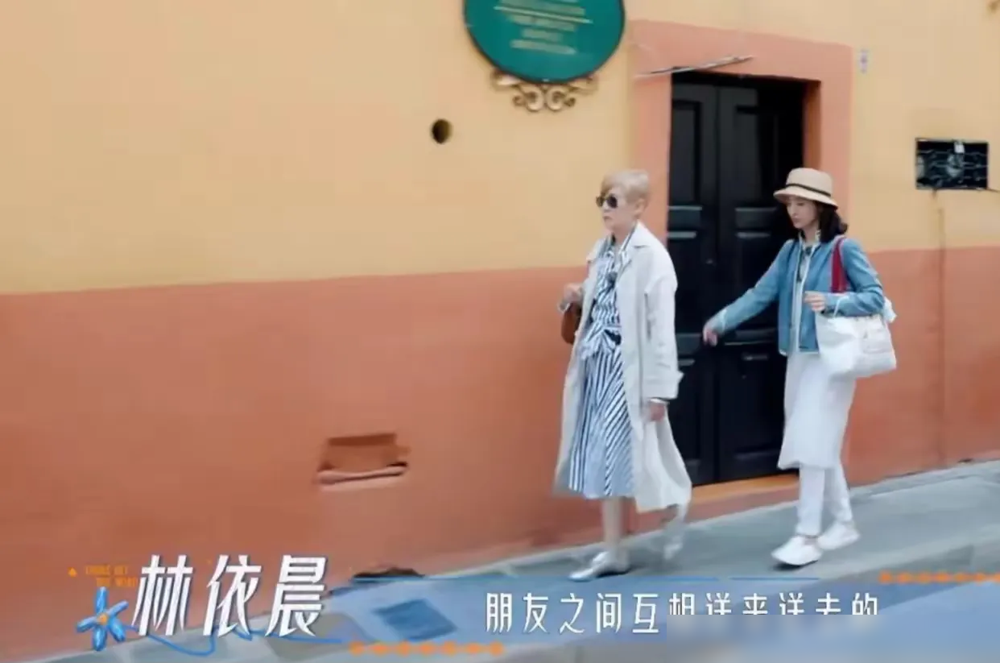 吴君如当场逼问林依晨：给孩子买衣服很贵吧？林依晨笑着摆手，说小孩长得太快，她乐意收朋友送的旧衣服。这