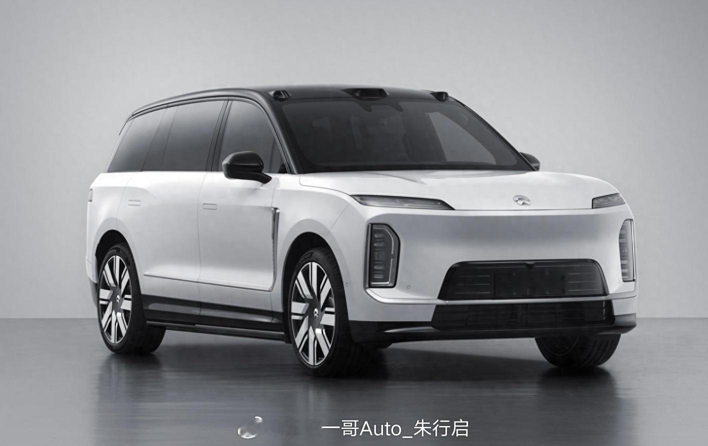 全新蔚来ES9的实车图曝光，新车匹配102千瓦时的三元锂电池，续航最高为620公