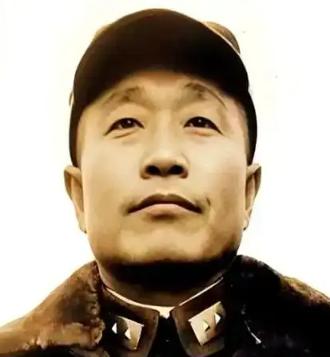 1948年，杜聿明部下擒获7名解放军，他随即签令：原地击毙，副参谋长冒死阻止，杜