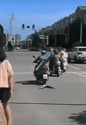 钓鱼一整天，回家的路上战果丢失，估计心情非常沮丧吧！