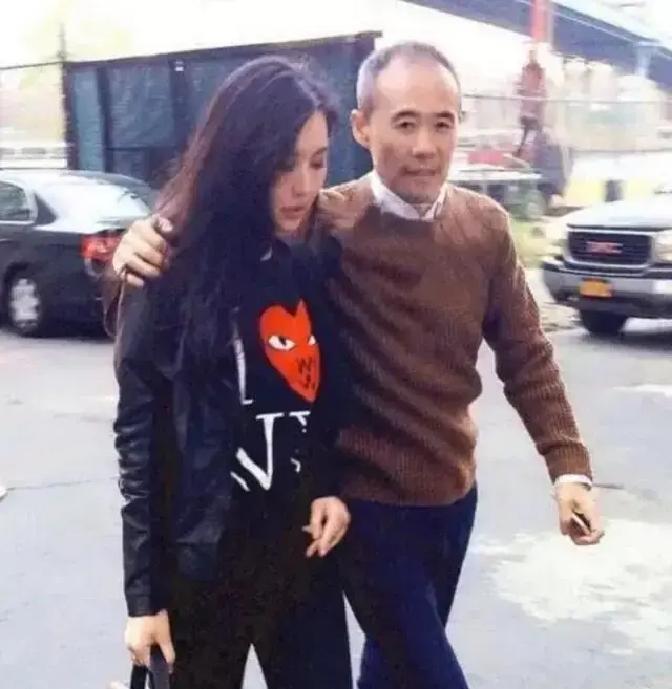 十年婚姻各忙各的王石刚拿下三家环保公司，田朴珺纪录片第二季上线。两人并肩走