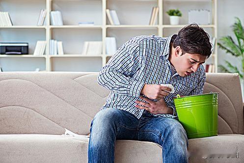 活久见！老公“怀”了？老婆没吐他吐到腿软，医生揭秘：不是搞笑是真爱反应！你说