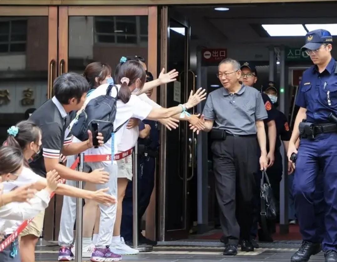 台北地院审理柯文哲案，16日李文宗“被告转证人”作证，竟试图“切割”柯文哲，可检