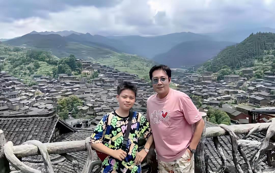 蔡国庆与儿子同框照他们父子俩长的一模一样，尤其是他的眼睛和鼻子，就算是他的老婆