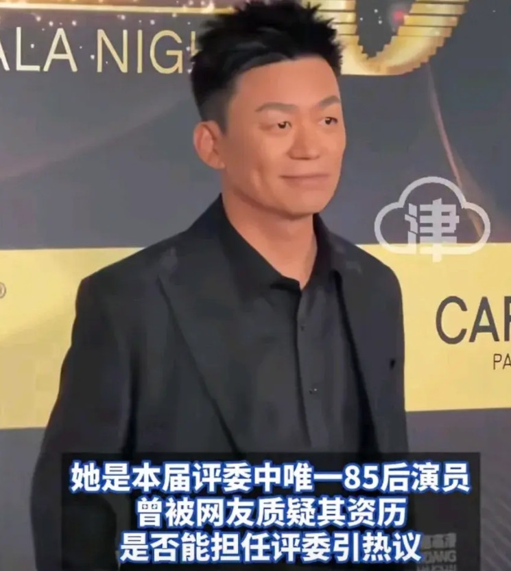 果然，王宝强还是太没陈府！发现没？白玉兰提名晚宴评委童瑶给王宝强颁奖，王宝强