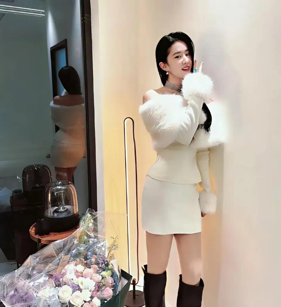 刘亦菲本想晒照炫耀自己减肥成功了，谁知道后面的镜子出卖了她。所以，谁说刘亦菲