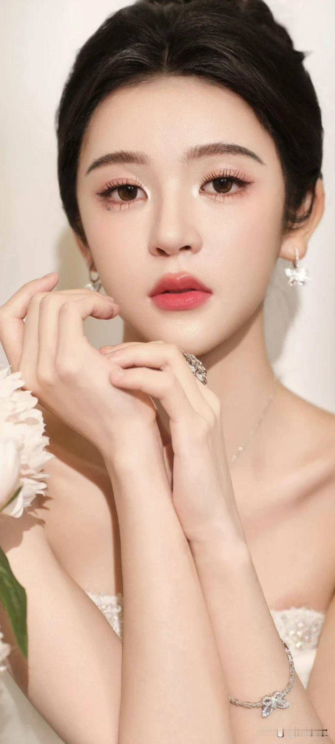 饶嘉迪写真壁纸～温柔系性感天花板！白裙衬得肌肤像在发光✨