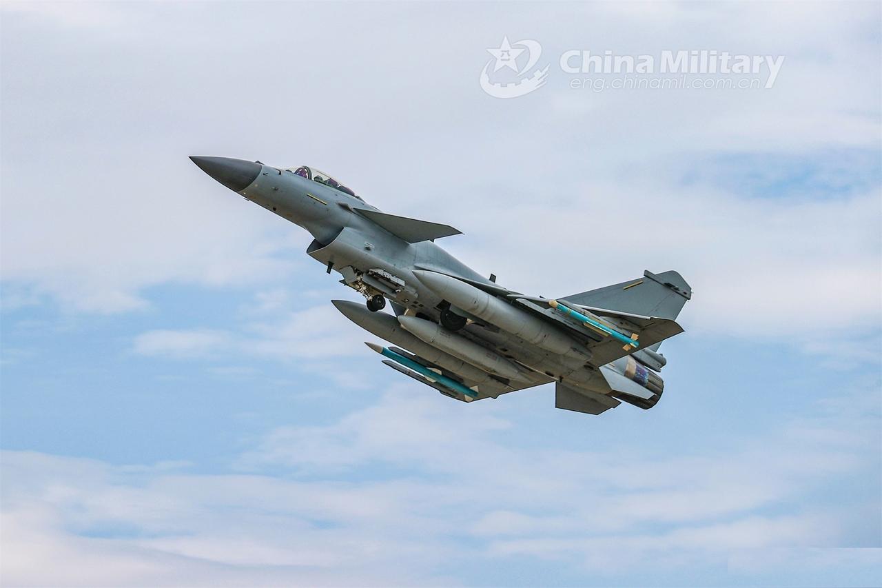 182公里凌空绝杀，央妈认证，重磅披露歼10C击落战绩。摊牌了，不装了，东风压