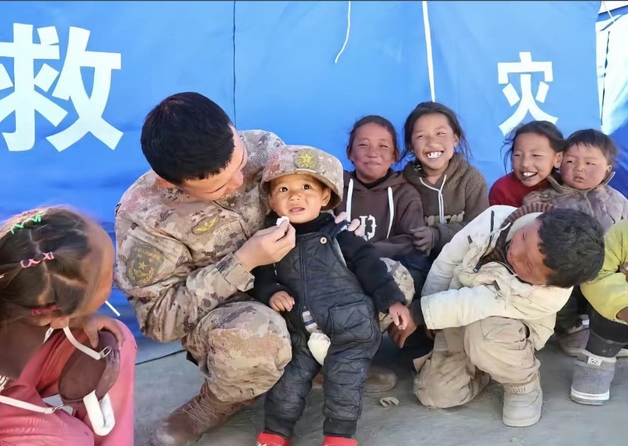 2025温暖瞬间那些可以入选2025年度最佳照片画面你们还记得吗？从救灾到阅