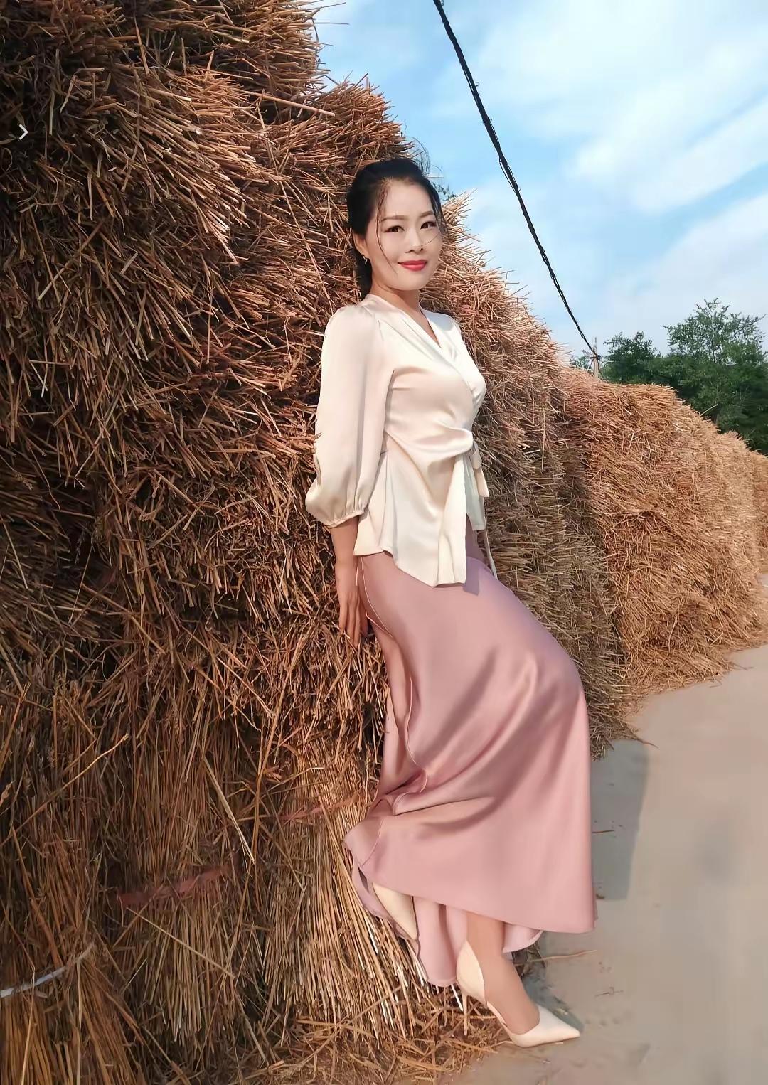西山见残阳，照得暖洋洋。垛旁见美女，有约待情郎。