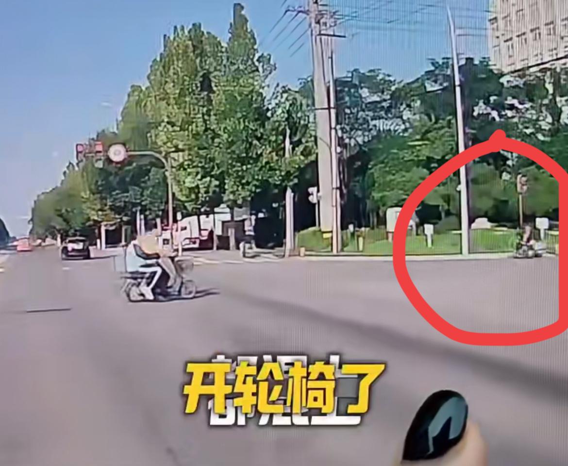 网友曝光一大爷坐电动轮椅屡次压线过绿灯，行为实在让人费解。开车经过多次，到绿灯了