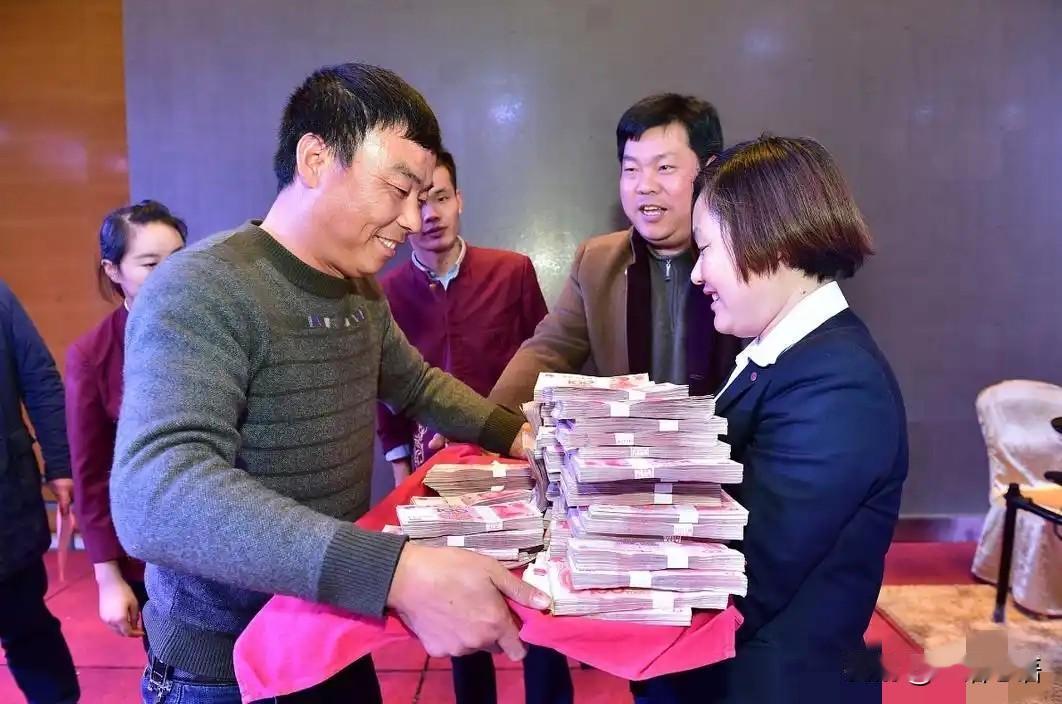 大女儿说，年底上级下通知，要求单位在年底前，一定要把扣职工的绩效挂钩工资，及时发