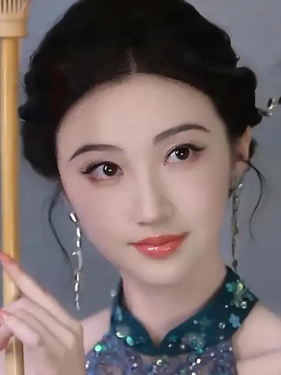 面相是不会骗人的！我给奶奶看了景甜的照片她扫一眼就说，这种眼睛水汪汪的姑娘，