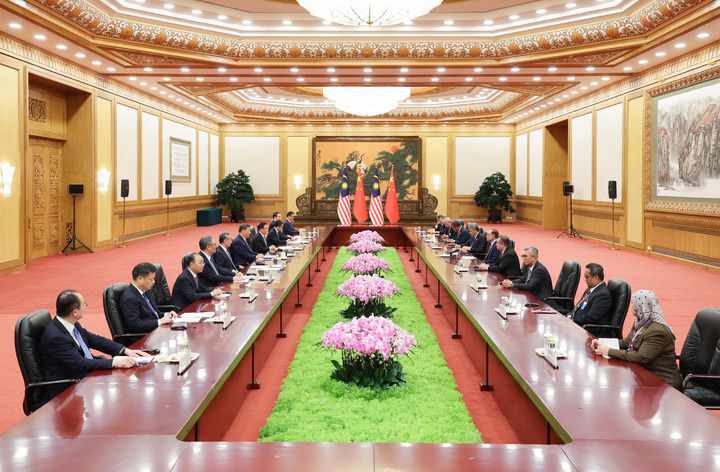 习近平会见马来西亚总理安瓦尔