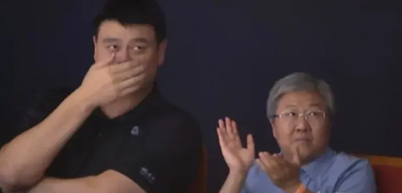 四处奔波！姚明从不缺席重要校园篮球比赛！已经卸任篮协主席的姚明并没有“无官一