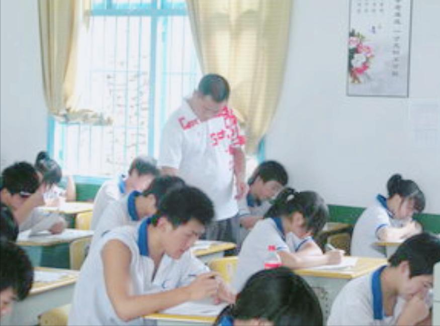 近日一中考考场，学生考试睡着，未被监考老师叫醒，家长调取监控，向监考老师追责。