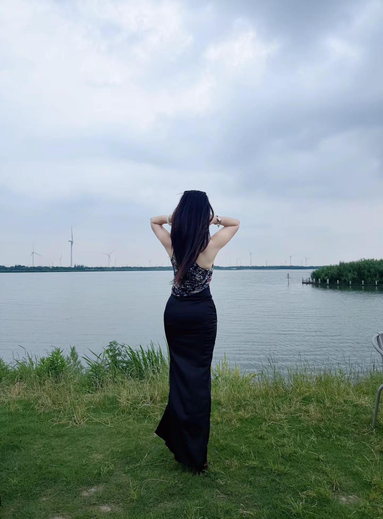 终于长发及腰了自由松弛感穿搭御姐ootd穿搭背影与湖慵懒高级感ootd