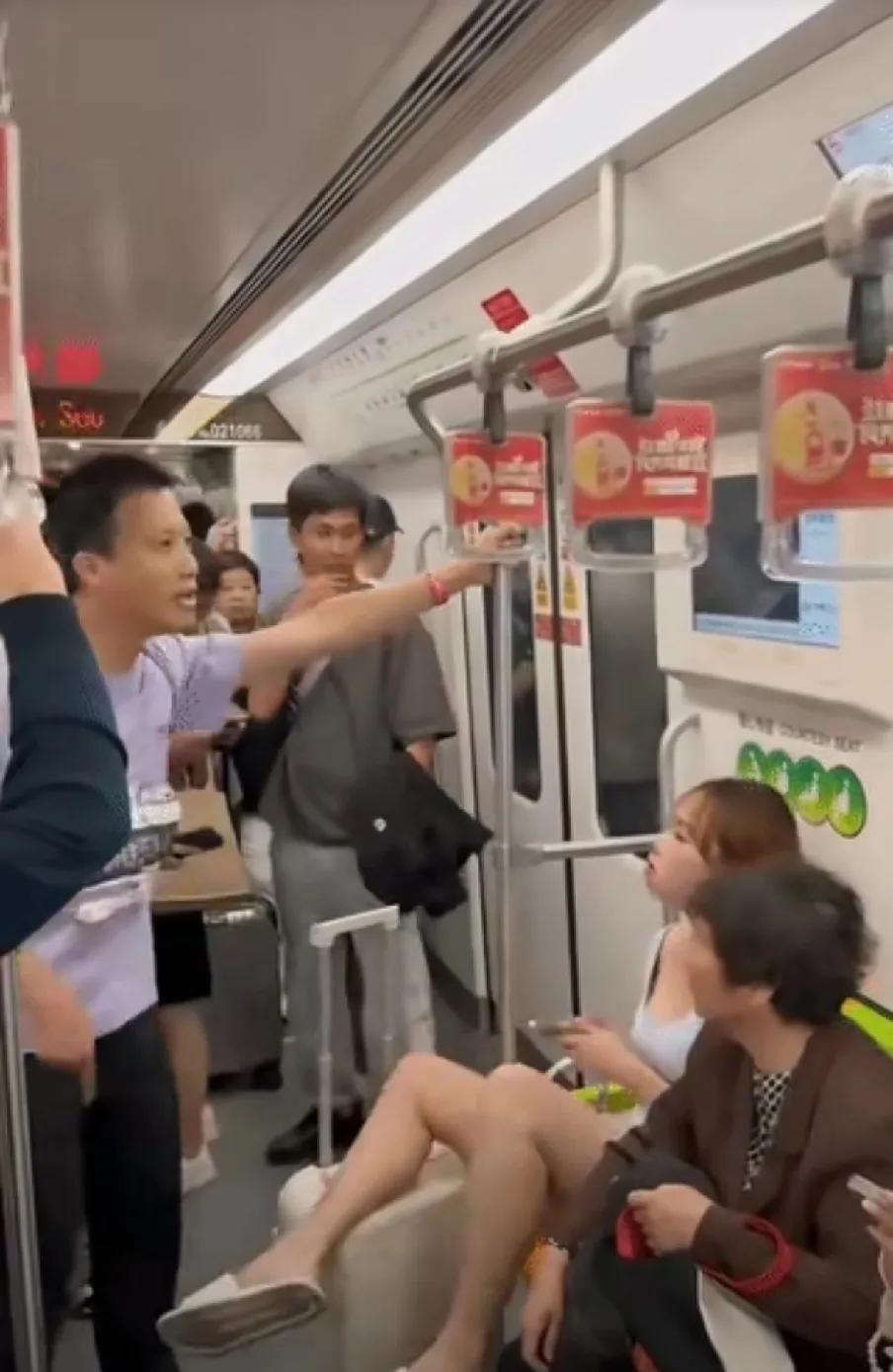 因为一个行李箱，让上海地铁发生了一件奇葩的事！一男人带行李箱站在地铁过道上，旁
