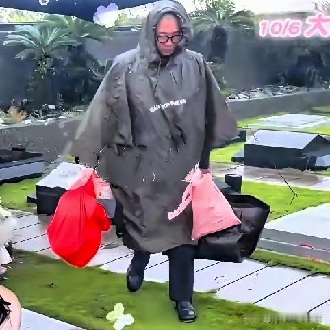 具俊晔真的太钟情了，他不打算回韩国陪母亲了，而是守着大S的墓地生活，具俊晔自从大