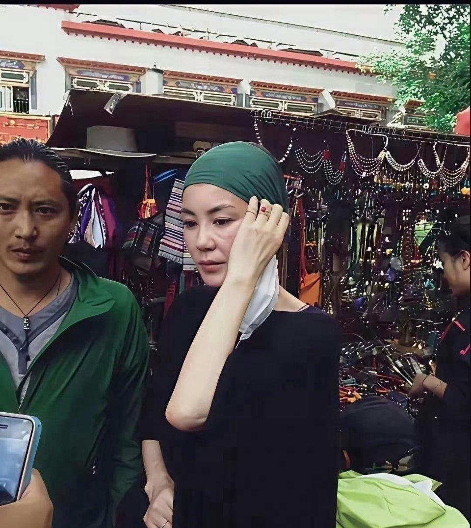 56岁王菲去西藏拜佛，黑衣绿头巾显得忒高级，浑身仿佛散发着佛性