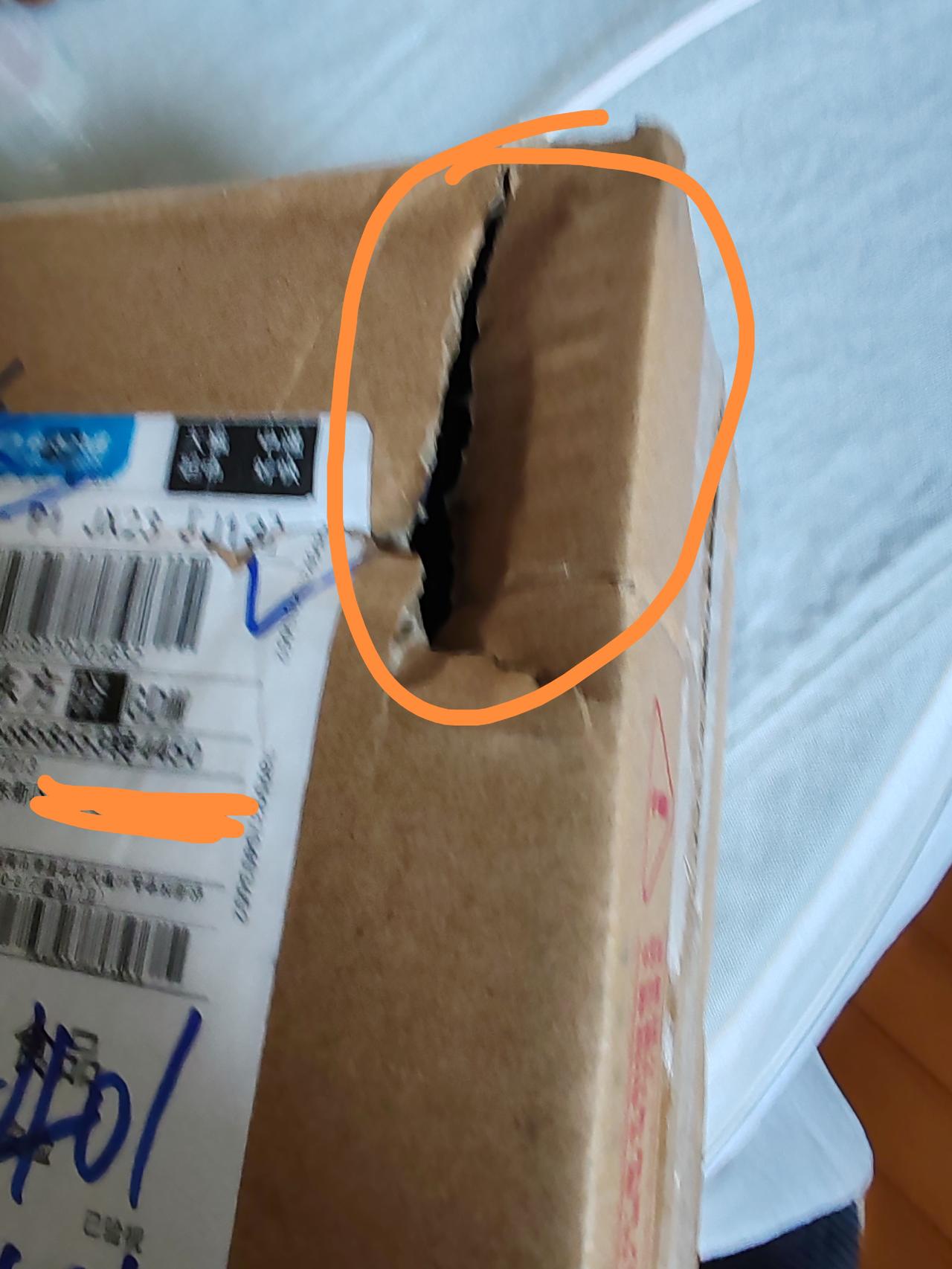 这是在天猫超市买的零食，由中通快递送到家门口的快递盒，然而，在打开前，却发现，包