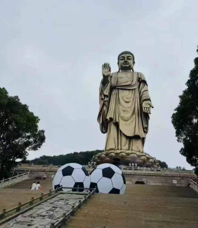 苏超焦点战：无锡VS常州。无锡为了不当十三妹也是拼了，在灵山大佛脚下摆了