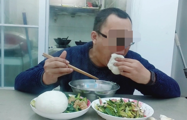 上海，48岁男子在家吃饭时被馒头噎死，家属给男子办理完后事后，想起来曾经给男子买