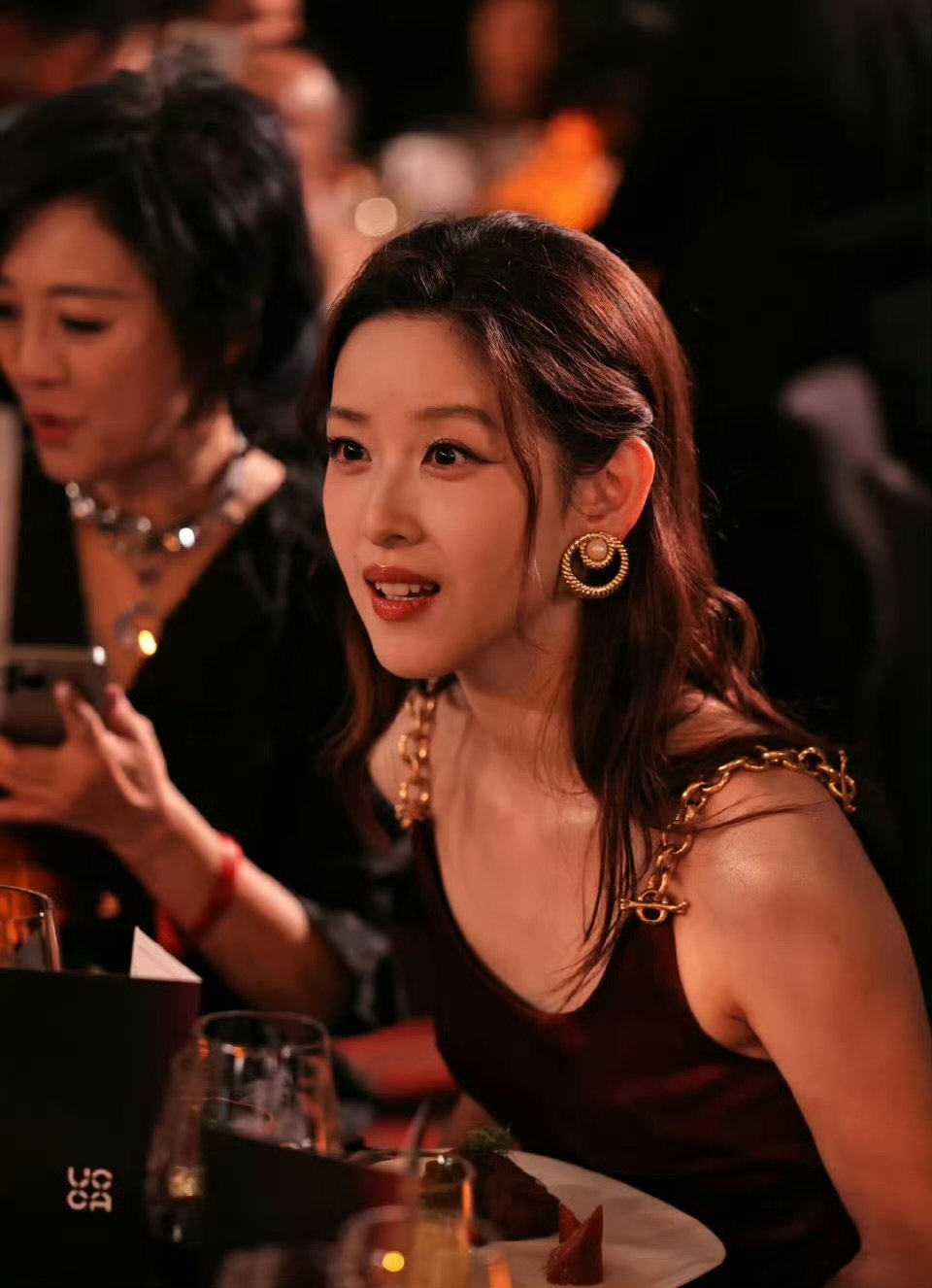 章泽天酒红吊带裙晚宴上的章泽天晚宴上的章泽天