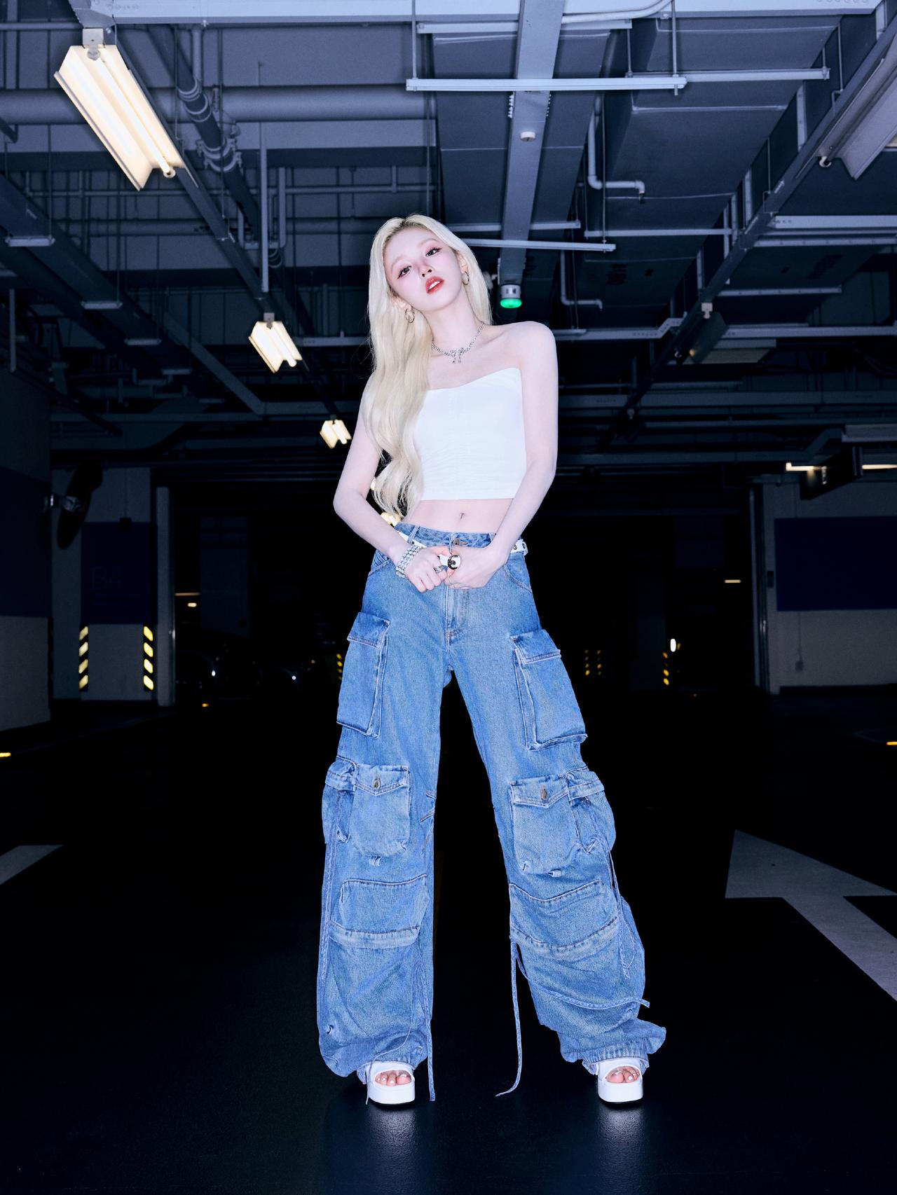 时尚大片！牛仔工装裤搭配白色露脐上衣，酷炫有型！宋雨琦！！！