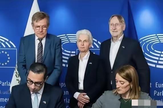 欧盟签署文件批准900亿欧元援乌资金，普京电告特朗普：这是破坏俄乌和平谈判！