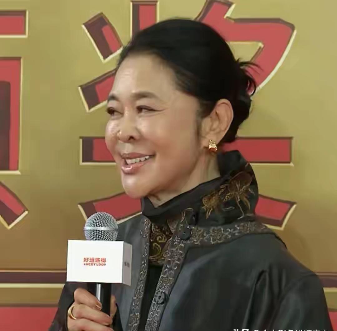 这次飞天奖，倪萍一出场令人吃惊，感觉变了一个人，一开始还以为是替身。倪萍是整容了