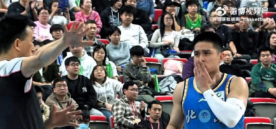 陈盈骏捂着嘴，可怜处处看着裁判，此处无声胜有声，意思是说：看到了吗，我被对手，碰