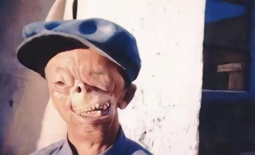 1950年，年仅3岁，就被狼咬掉了半张脸，父亲将其无情的扔到山洞中，没想到他却顽