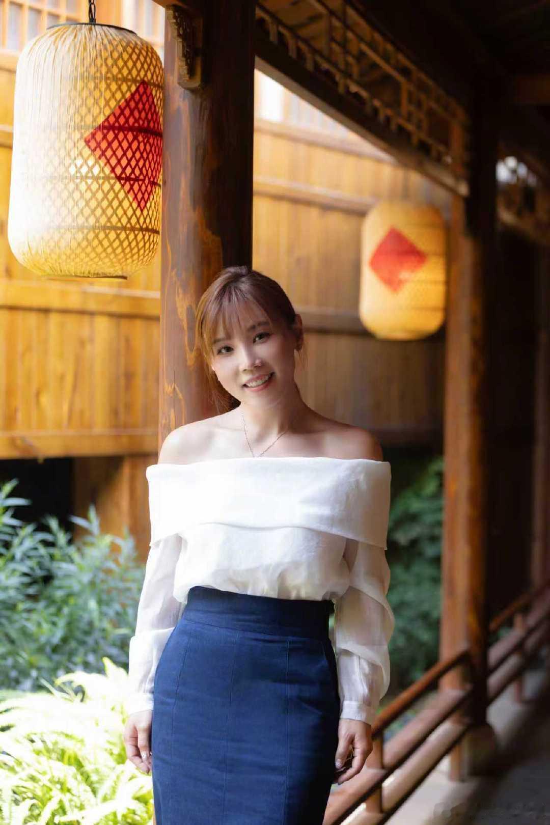 张泉灵说李佳薇像裸分考清北湖南卫视背后李佳薇在《歌手2025》的表现，真就像