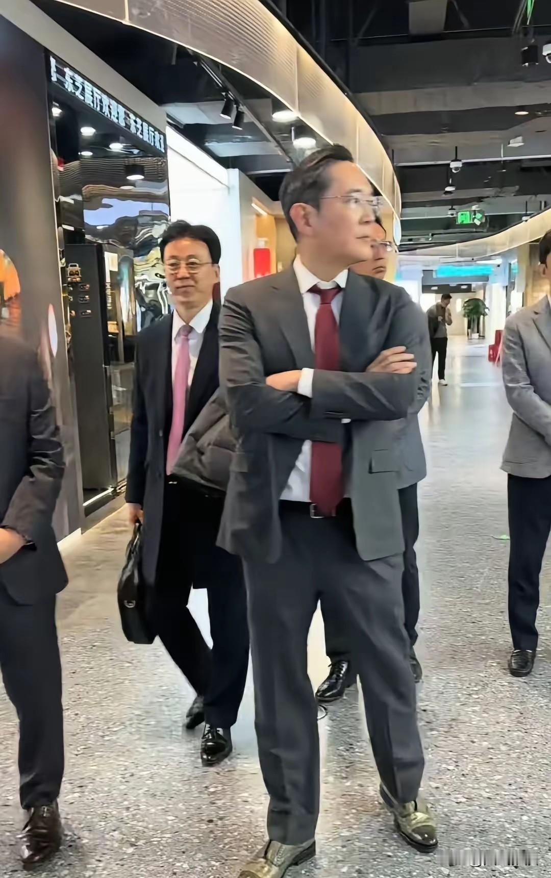 贵为三星集团董事长的李在镕，在国内或许没什么机会逛街。这事儿看着真新鲜！三星