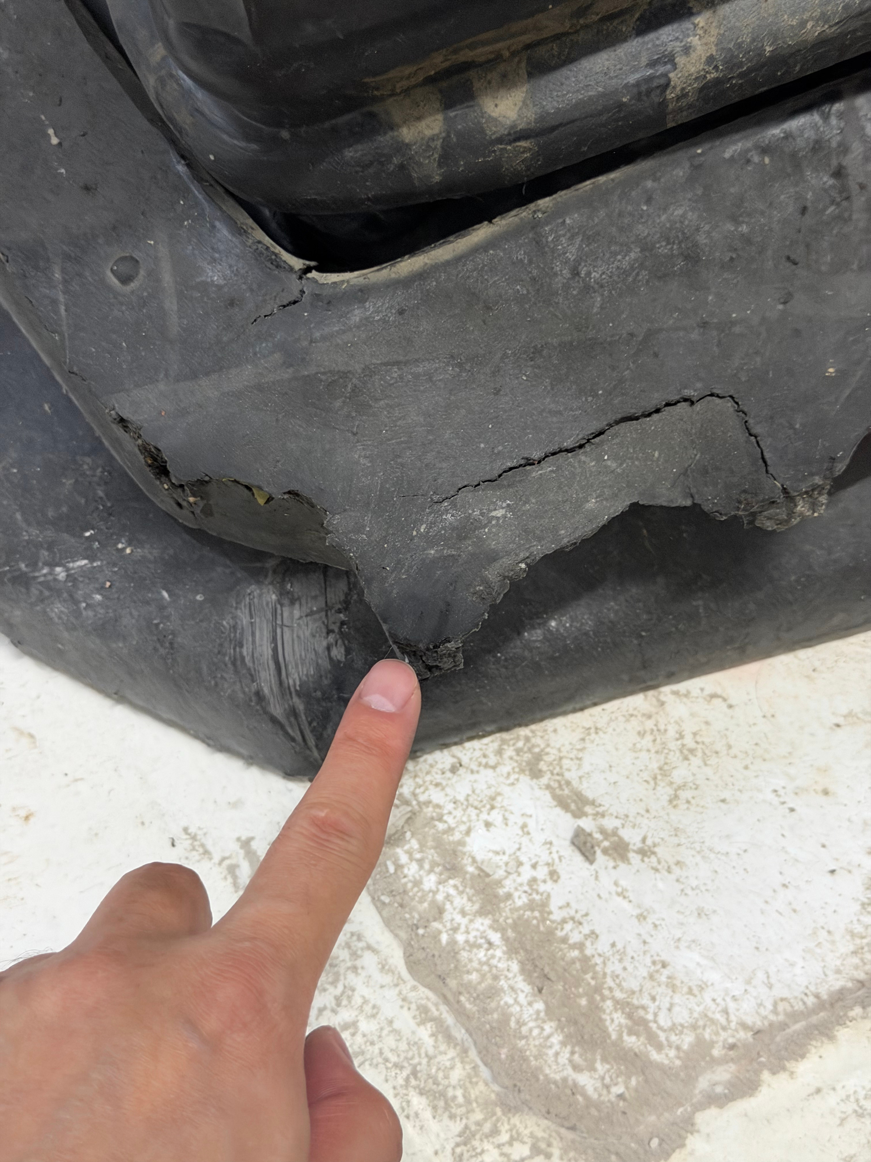 龙华壹方城放的这个雪糕筒绝了，外面搞了个超级硬的东西，还是个固定死的。转弯碰上，