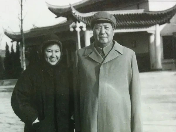 1968年12月21日前后,毛泽东护士长吴旭君给谢静宜打电话,让谢回去一下,说主