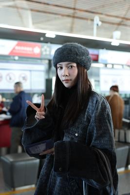 宋妍霏现身北京机场，穿搭时髦又低调，吸引力十足……最吸引人的是宋妍霏戴的那个