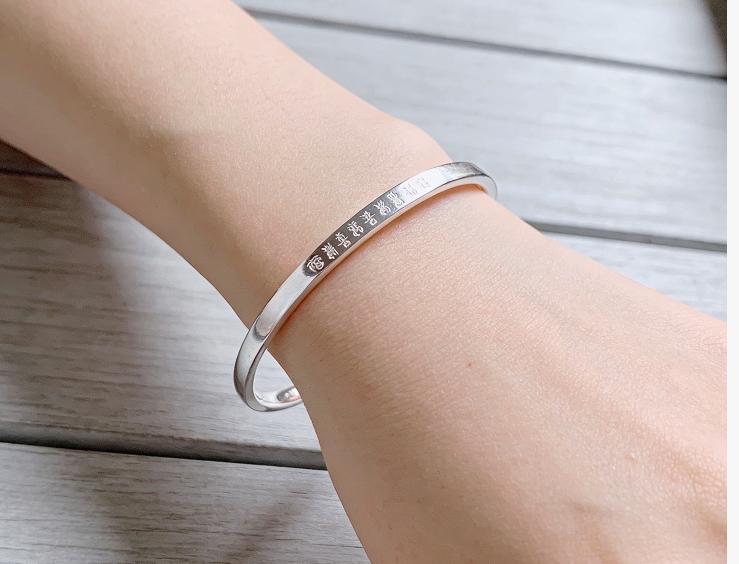 去年母亲节，儿子给我买了一个银镯子。儿子说金镯子太贵了，本打算给我买一个金镯