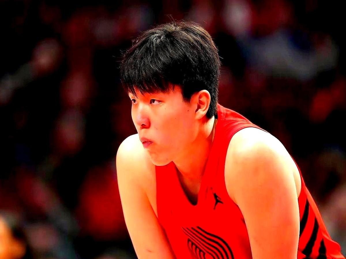 上场8分钟，2分2板，杨瀚森这是咋了？一个防守三秒违例，人直接就被教练斯普利