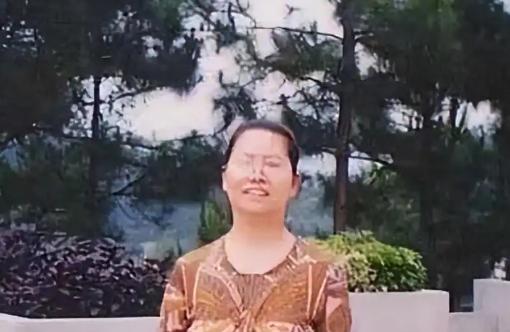 2009年，身家千万的女老板何堃玉在公司里凭空不见，监控画面里找不到她走出去的镜