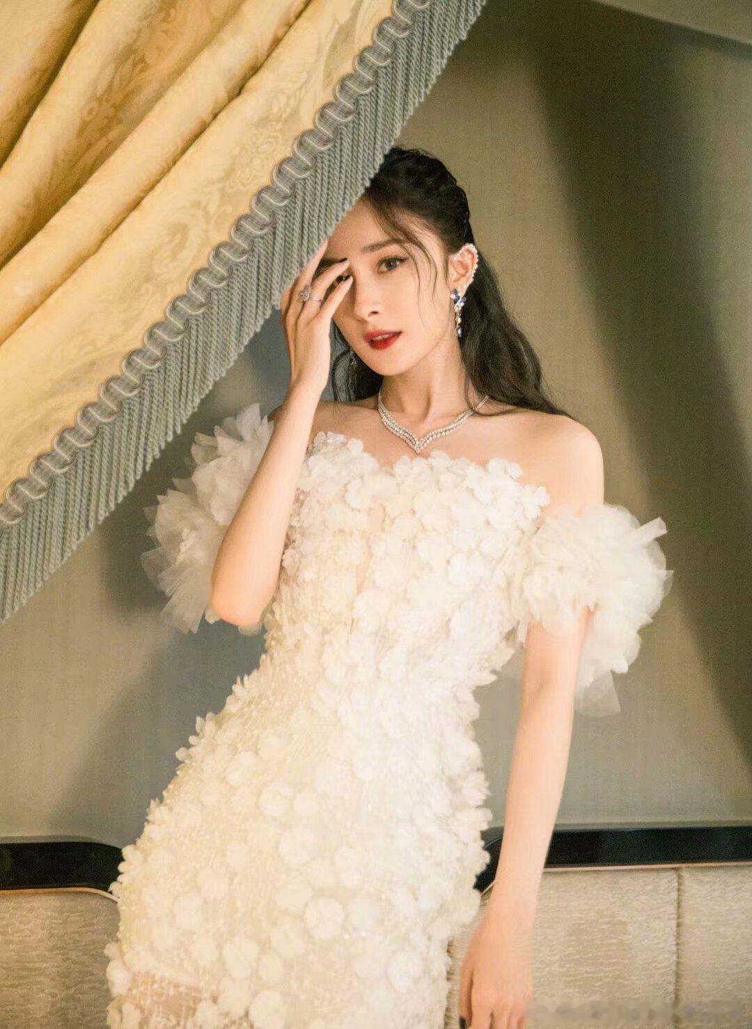 杨幂🦊杨幂prada香氛代言人如果我们的生活充满了以前另一种未知的可能性