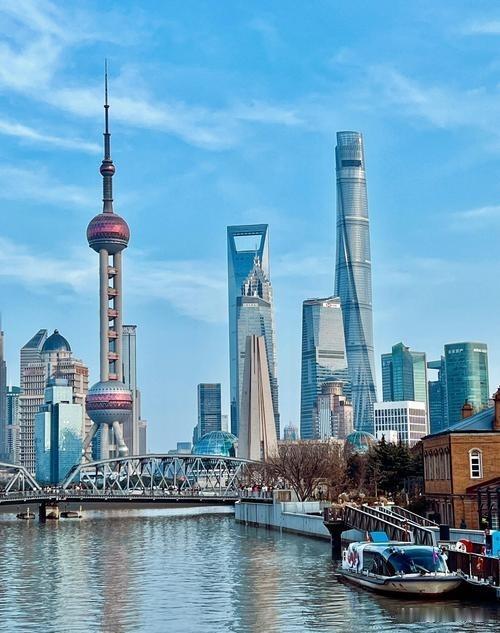 说实话，我来上海就一个原因：儿子在这儿工作。待了半年，心里头挺复杂。这城