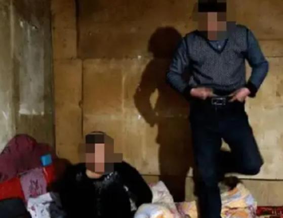 湖北一起离奇抢劫案件宣判，五旬男子未实施私密行为，仅施暴抢机获三年刑期。 该